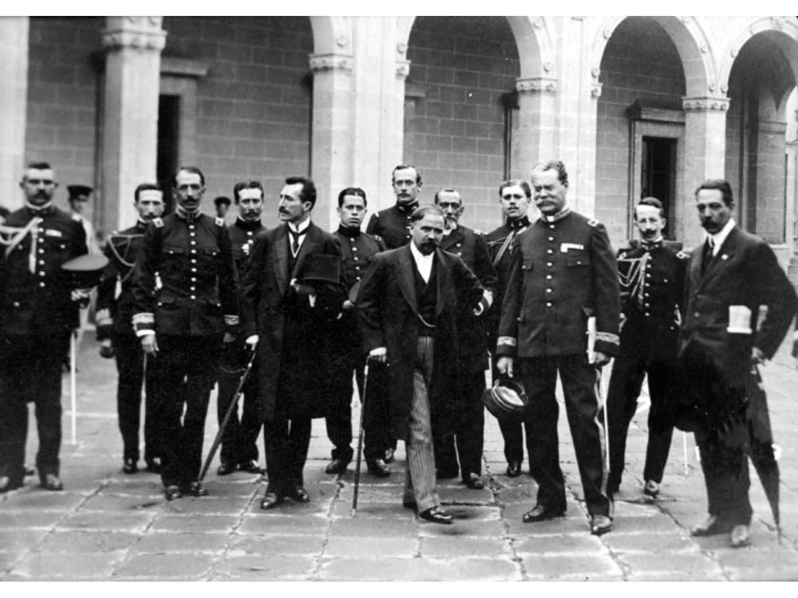 Francisco I. Madero al centro, en compañía de su guardia personal y de José María Pino Suárez; quienes tomaron posesión oficial de los cargos de Presidente y Vicepresidente de la República, respectivamente.